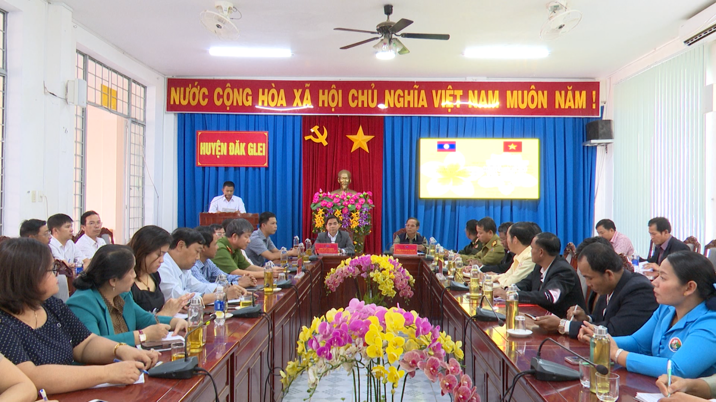 Đoàn đại biểu cấp cao huyện Đăk Chưng, tỉnh Sê-Kông, nước CHDCND Lào thăm và làm việc tại huyện Đăk Glei, tỉnh Kon Tum