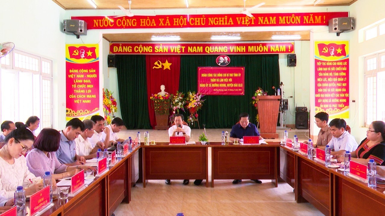 Bí thư Tỉnh ủy Dương Văn Trang làm việc tại xã Mường Hoong.