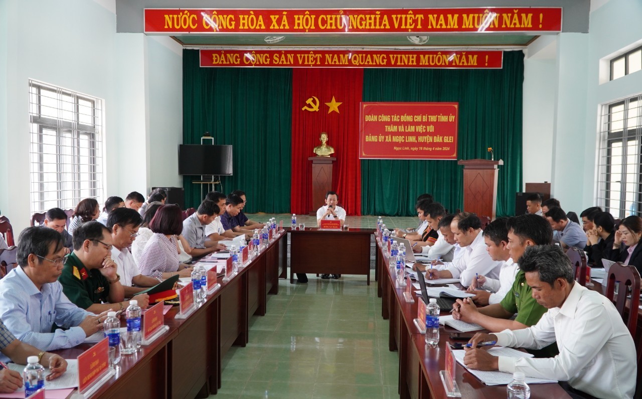 Bí thư Tỉnh ủy Dương Văn Trang làm việc tại xã Ngọc Linh.
