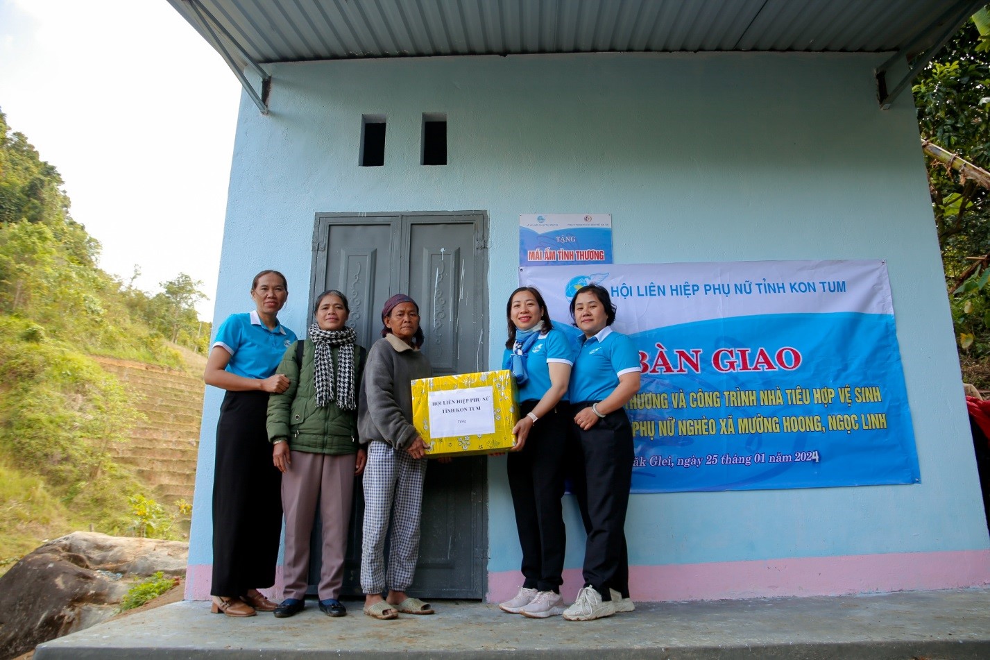 Nghiệm thu và bàn giao nhà “Mái ấm tình thương” và nhà tiêu hợp vệ sinh năm 2024 tại xã Mường Hoong và Ngọc Linh