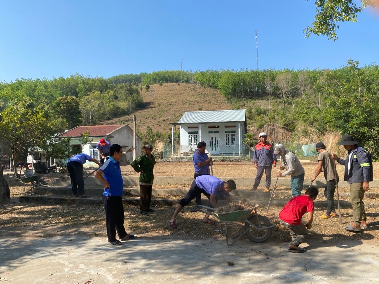 Viện kiểm sát nhân dân huyện Đăk Glei chung tay sửa chữa, nhà rông truyền thống tại xã Đăk Kroong