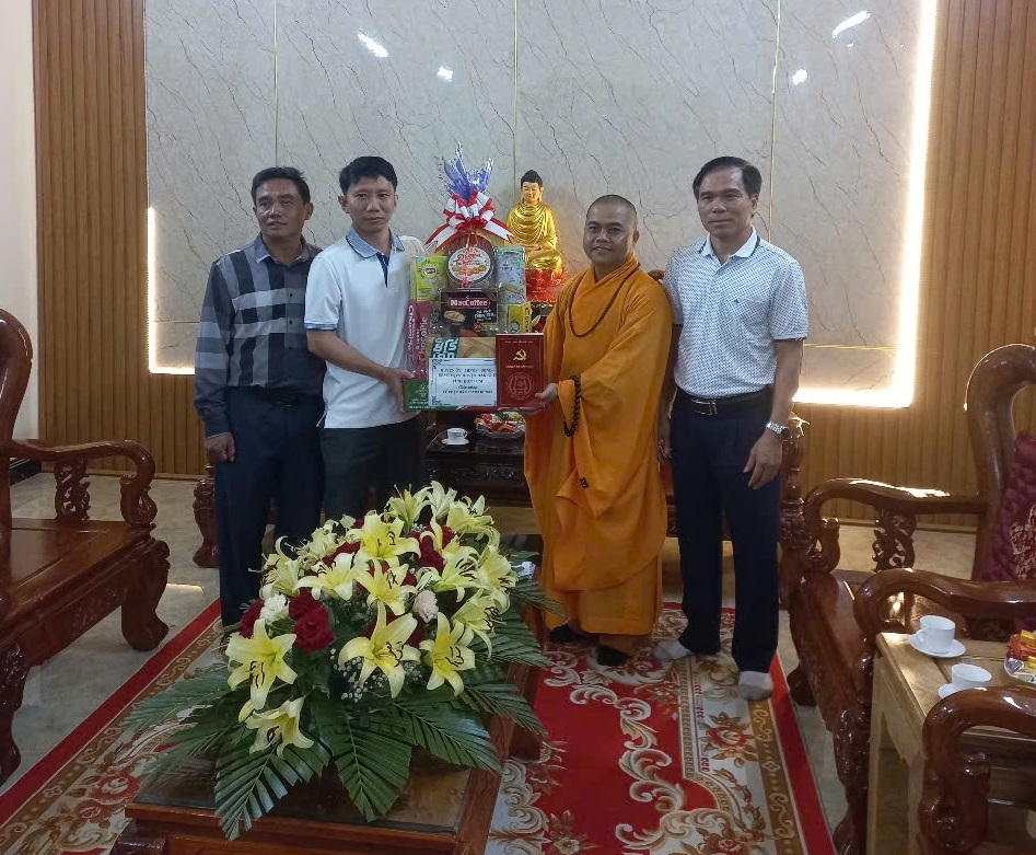 Huyện ủy, HĐND - UBND, UBMTTQ Việt Nam huyện thăm, chúc mừng Đại lễ Phật đản tại chùa Khánh Linh.