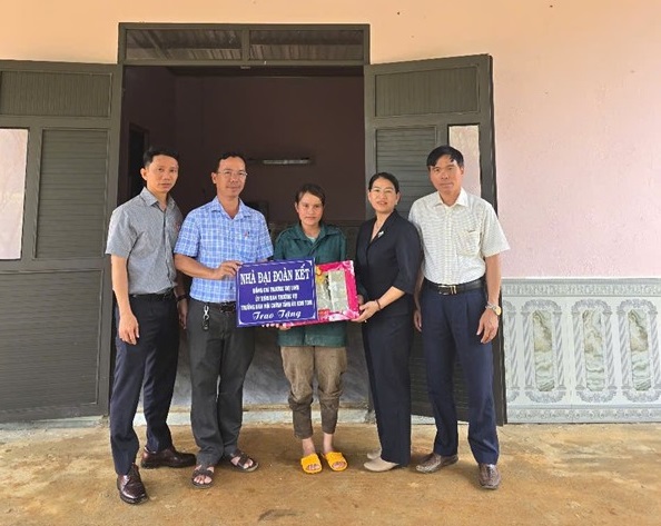 Đồng chí Trương Thị Linh – Ủy viên Ban Thường vụ, Trưởng Ban Nội chính Tỉnh ủy thăm và trao nhà Đại đoàn kết tại xã Ngọc Linh