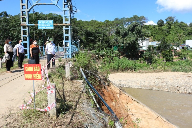 Phó Chủ tịch UBND tỉnh Nguyễn Hữu Tháp kiểm tra tình hình sạt lở và tái định cư trên địa bàn huyện Đăk Glei