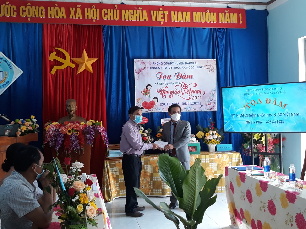 Lãnh đạo UBND huyện thăm, chúc mừng kỷ niệm 39 năm ngày nhà giáo Việt Nam 20/11