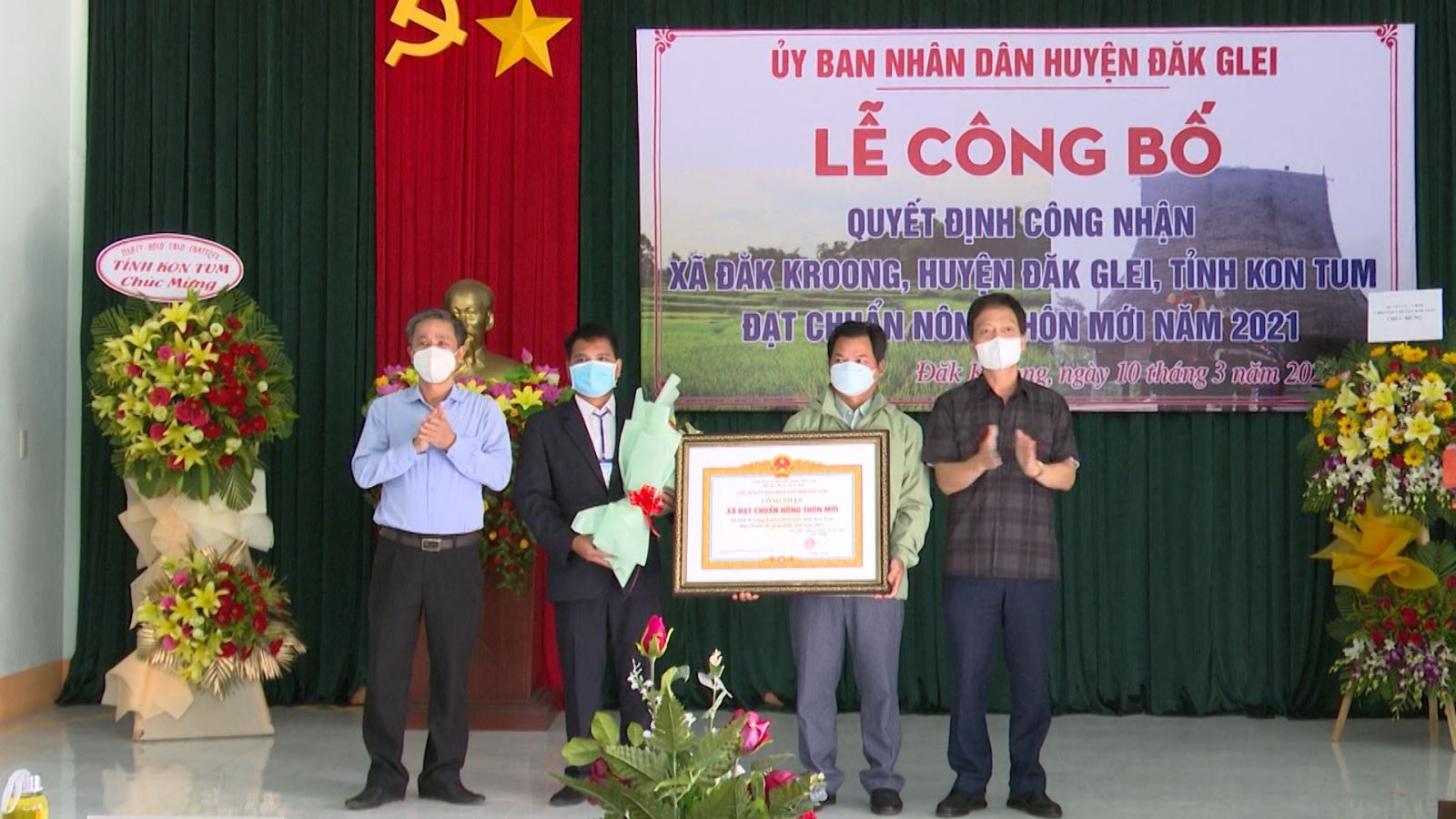 Lễ công bố Quyết định của Chủ tịch UBND tỉnh Kon Tum công nhận xã Đăk Kroong đạt chuẩn Nông thôn mới