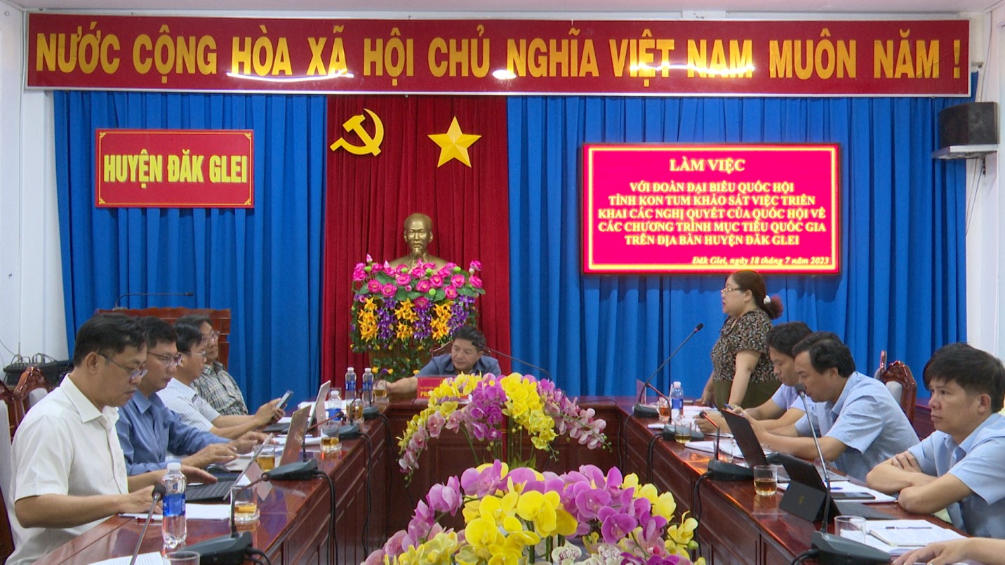 Đoàn Đại biểu Quốc hội tỉnh Kon Tum khảo sát việc triển khai thực hiện các nghị quyết của Quốc hội về thực hiện các chương trình mục tiêu Quốc gia tại huyện Đăk Glei