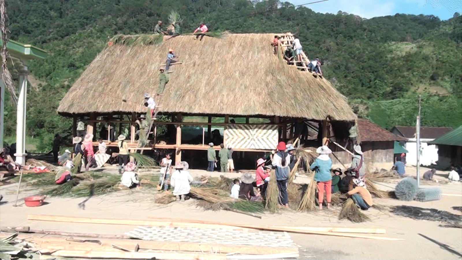 Huyện Đăk Glei phấn đấu hoàn thành 100% thôn, làng có nhà Rông truyền thống