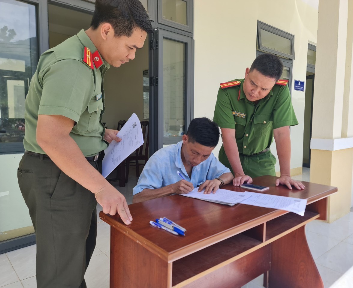 ĐĂK GLEI: CÔNG AN XÃ ĐĂK NHOONG PHỐI HỢP VỚI TỔ CÔNG TÁC CỦA PHÒNG QUẢN LÝ XUẤT NHẬP CẢNH - CÔNG AN TỈNH KON TUM TIẾP NHẬN HỒ SƠ ĐỀ NGHỊ CẤP GIẤY THÔNG HÀNH BIÊN GIỚI