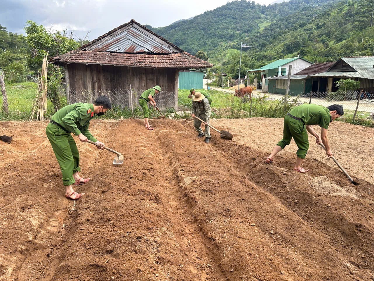 CÔNG AN XÃ MƯỜNG HOONG, HUYỆN ĐĂK GLEI CHUNG TAY XÂY DỰNG NÔNG THÔN MỚI