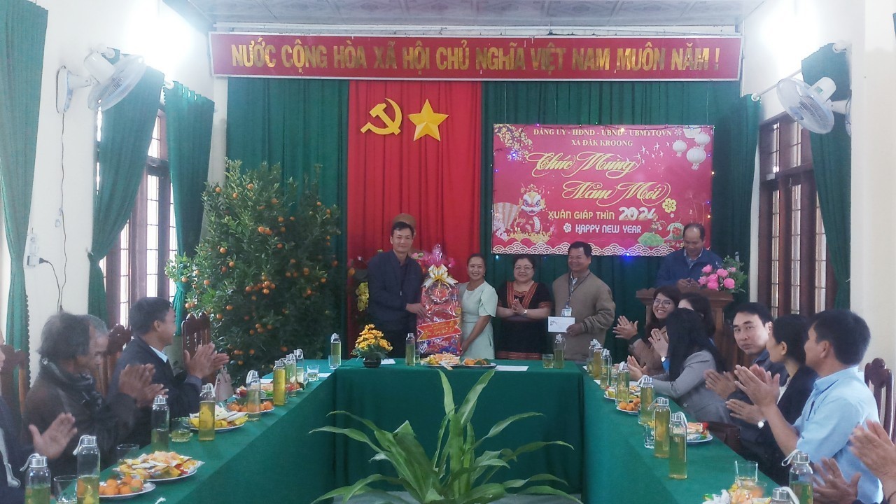 Phó bí thư huyện uỷ, chủ tịch UBND huyện thăm, chúc tết tại các xã Đăk kroong, Đăk Môn, Đăk Man
