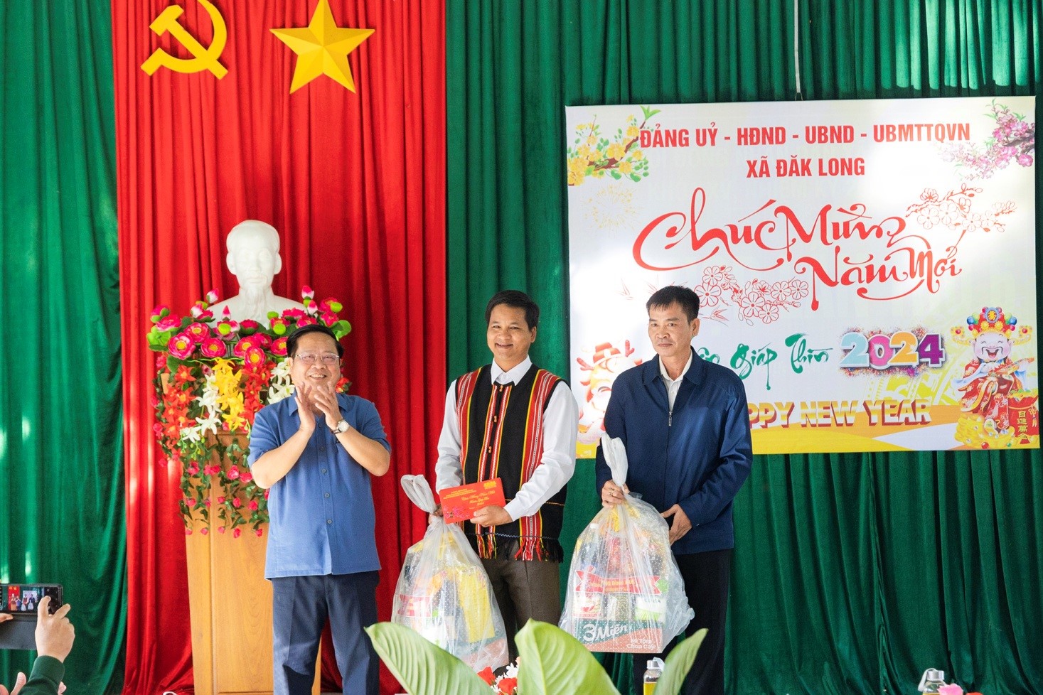 Chủ tịch UBND tỉnh Lê Ngọc Tuấn thăm, chúc Tết tại xã Đăk Long, huyện Đăk Glei