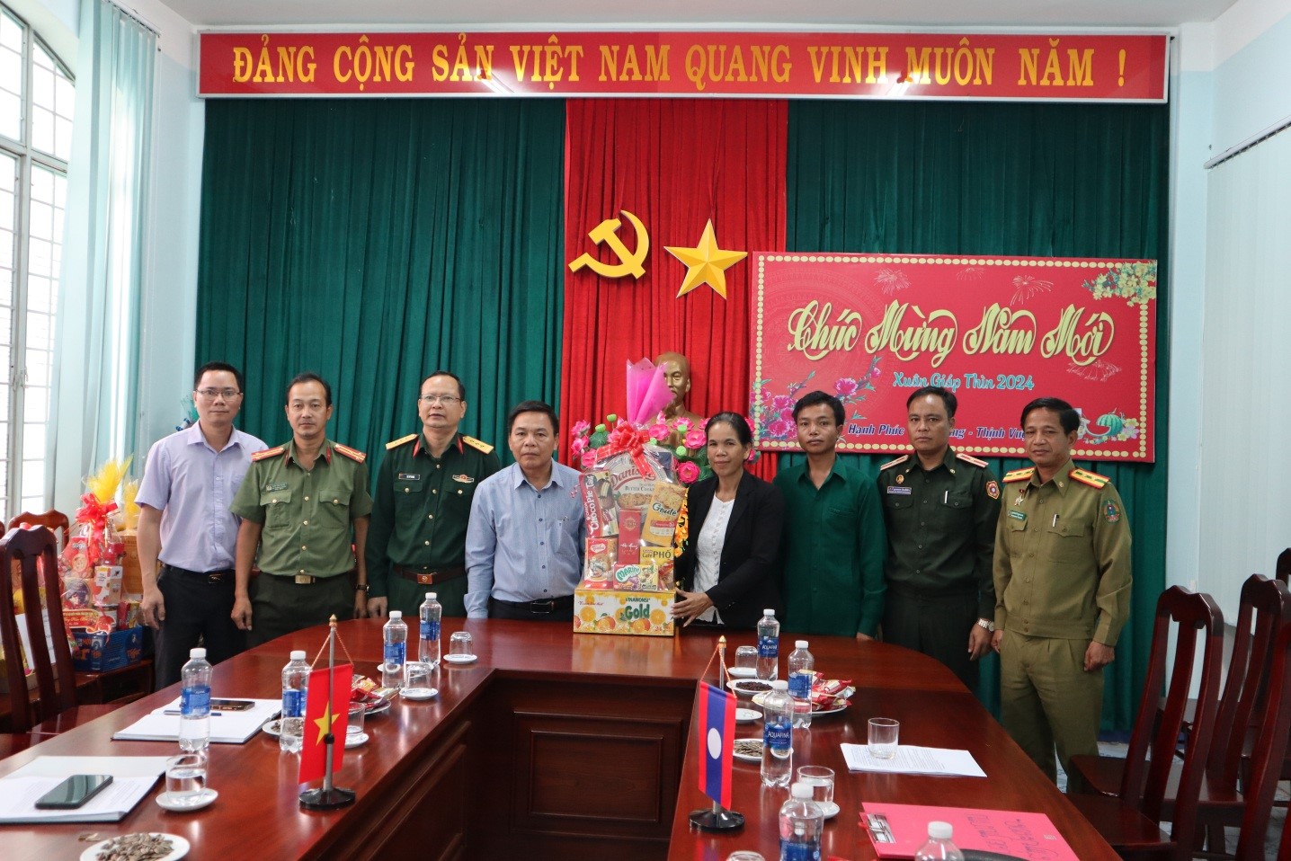 Lãnh đạo huyện Xan Xay, tỉnh Attapư, nước CHCND Lào đến chúc mừng Tết cổ truyền Nguyên đán năm 2024 tại huyện Đăk Glei