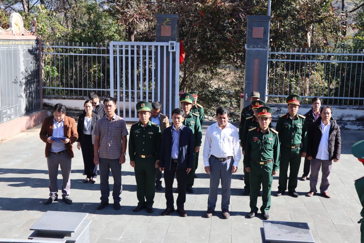 Đoàn công tác UBND tỉnh Kon Tum viếng nghĩa trang liệt sỹ huyện.