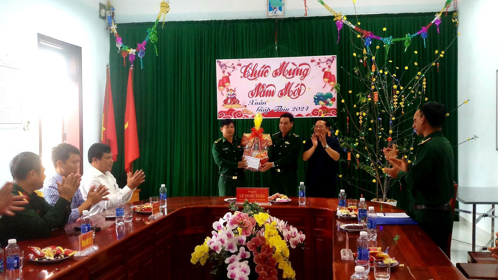 Chủ tịch UBND tỉnh Lê Ngọc Tuấn thăm, chúc Tết Đảng bộ chính quyền và nhân dân xã Đăk Nhoong, đồn biên phòng Đăk Nhoong