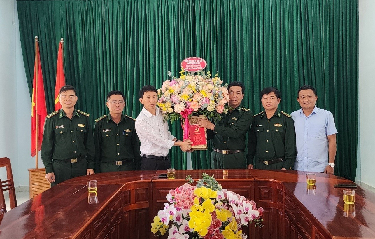 Huyện ủy Đăk Glei thăm, chúc mừng ngày truyền thống Bộ đội Biên phòng