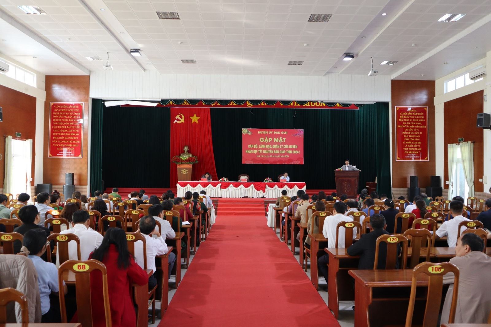 Huyện uỷ Đăk Glei gặp mặt cán bộ lãnh đạo quản lý của huyện nhân dịp tết nguyên Đán Giáp Thìn 2024.