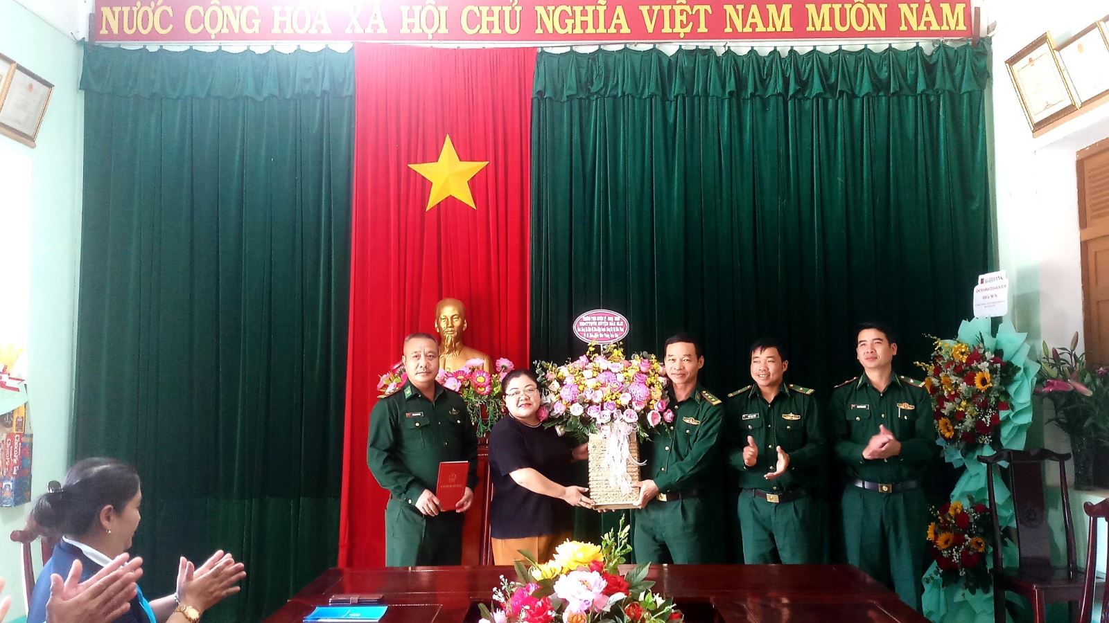 Lãnh đạo huyện Đăk Glei thăm, chúc mừng Ngày truyền thống Bộ đội Biên phòng Việt Nam