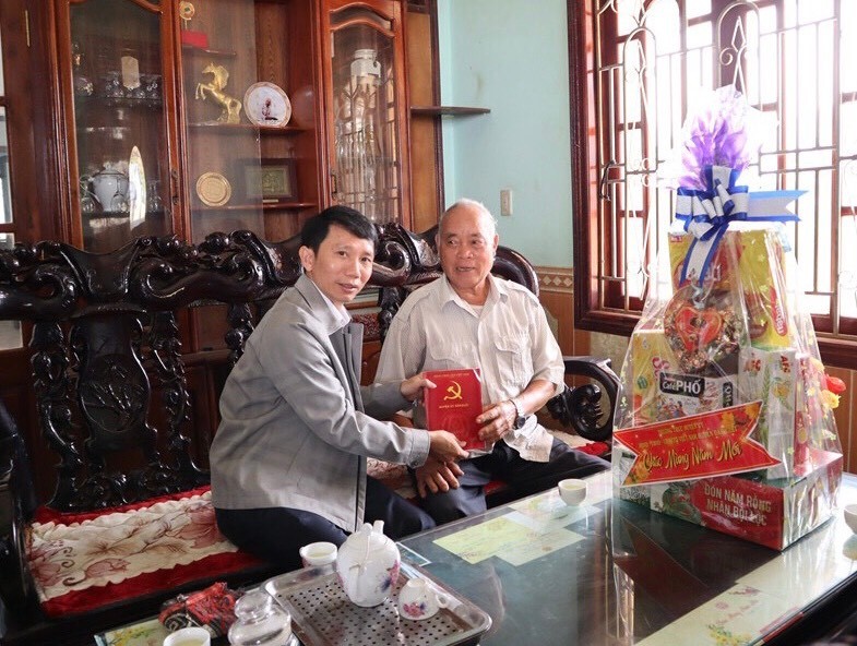 Thường trực Huyện ủy Đăk Glei thăm chúc tết Nguyên Lãnh đạo huyện Đăk Glei qua các thời kỳ, anh hùng lực lượng vụ trang nhân dân
