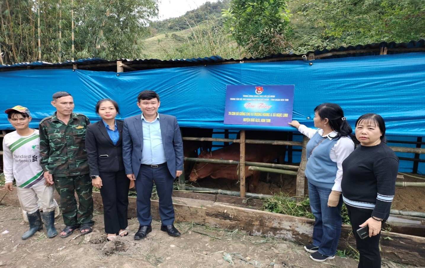 Trao tặng 76 con Bò giống cho xã Ngọc Linh và xã Mường Hoong, huyện Đăk Glei