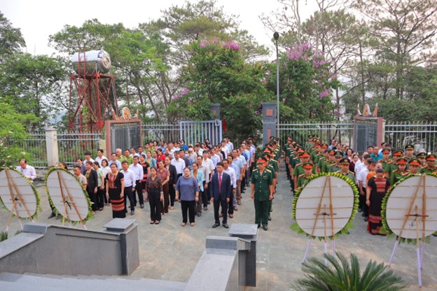Viếng Nghĩa trang liệt sỹ huyện nhân kỷ niệm 49 năm Ngày giải phóng hoàn toàn miền Nam, thống nhất đất nước
