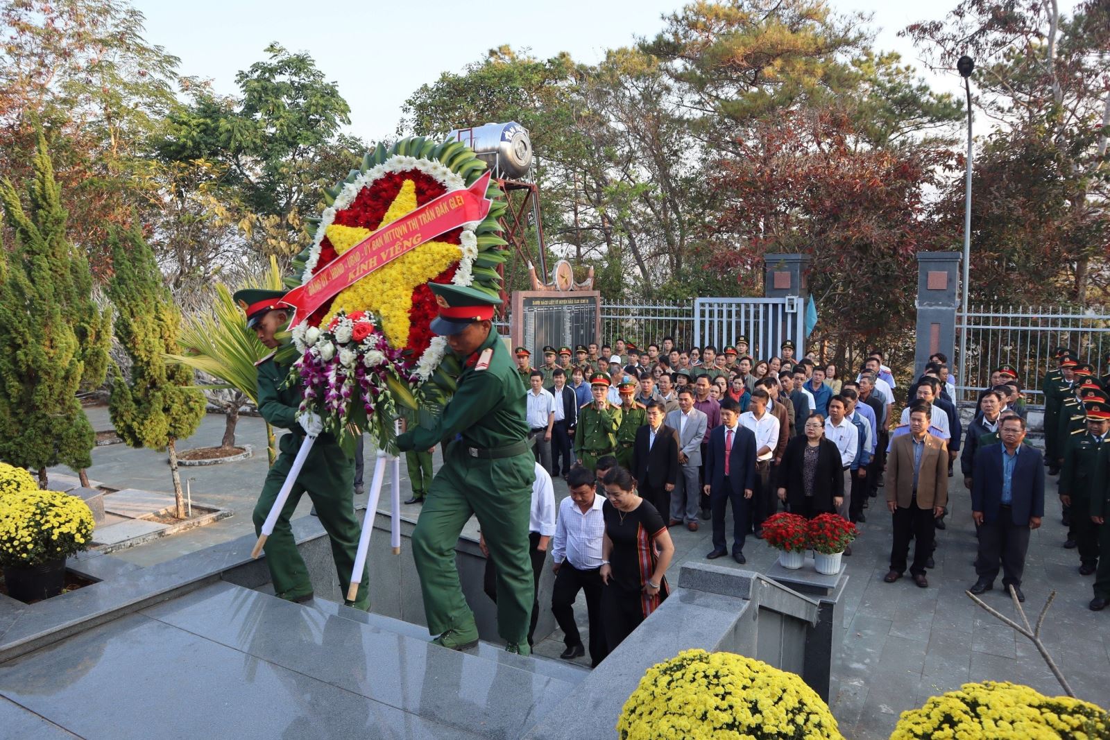 Huyện Đăk Glei viếng nghĩa trang liệt sỹ dịp Tết Giáp Thìn 2024