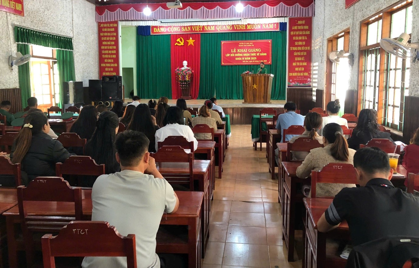 Đăk Glei: Khai giảng lớp nhận thức về Đảng khóa IV năm 2025