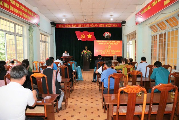 Đồng chí Bí thư Huyện ủy Thái Văn Tưởng trao tặng Huy hiệu Đảng đợt 19/5 tại huyện Đăk Glei