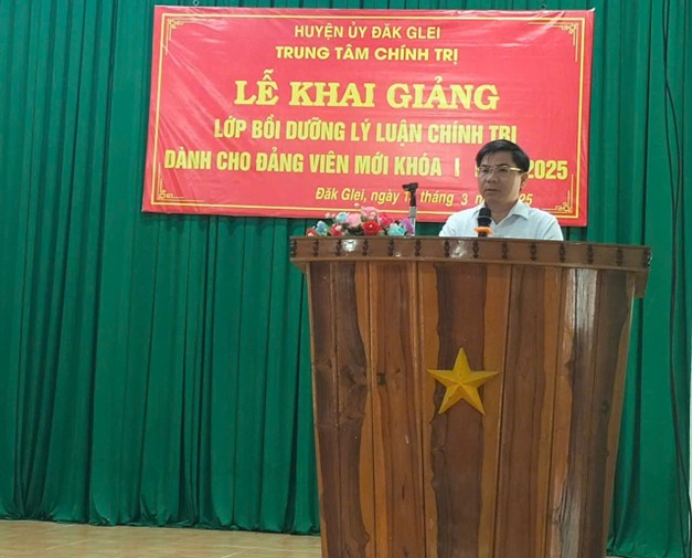 Đăk Glei: Khai giảng lớp bồi dưỡng lý luận chính trị dành cho đảng viên mới (khóa I năm 2025)